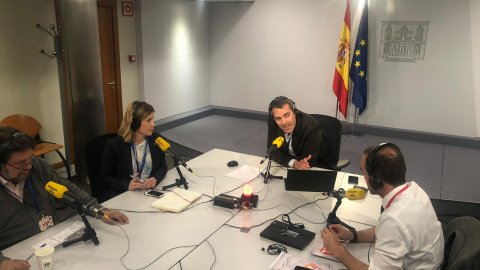 Programa especial del Catalunya migdia de Catalunya Ràdio, amb Òscar Fernández, des de La Moncloa, amb motiu de la reunió de la taula de diàleg entre els governs espanyol i català. Madrid 26 de febrer de 2020