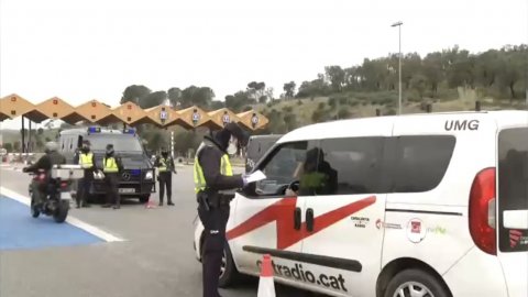 Catalunya Ràdio cobreix la informació del tancament de la frontera de La Jonquera per la pandèmia de la Covid-19. La Jonquera. 17 de març de 2020