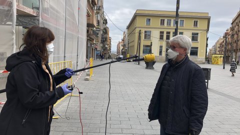 La delegada de Catalunya Ràdio a Tarragona, Coia Ballesté, cobreix la informació sobre la pandèmia de la Covid-19. Reus. 25 de març de 2020