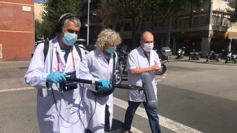 El matí de Catalunya Ràdio, amb Mònica Terribas, cobreix la informació sobre la pandèmia de la Covid-19 a l'Hospital Clínic amb el doctor Antoni Trilla. Barcelona. 14 d'abril de 2020