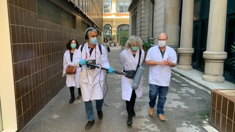 El matí de Catalunya Ràdio, amb Mònica Terribas, cobreix la informació sobre la pandèmia de la Covid-19 a l'Hospital Clínic amb el doctor Antoni Trilla. Barcelona. 14 d'abril de 2020