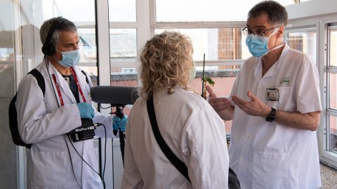 El matí de Catalunya Ràdio, amb Mònica Terribas, cobreix la informació sobre la pandèmia de la Covid-19 a l'Hospital Clínic amb el doctor Antoni Trilla. Barcelona. 14 d'abril de 2020