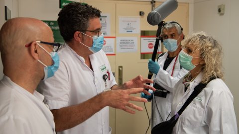 El matí de Catalunya Ràdio, amb Mònica Terribas, cobreix la informació sobre la pandèmia de la Covid-19 a l'Hospital Clínic amb el doctor Antoni Trilla. Barcelona. 14 d'abril de 2020