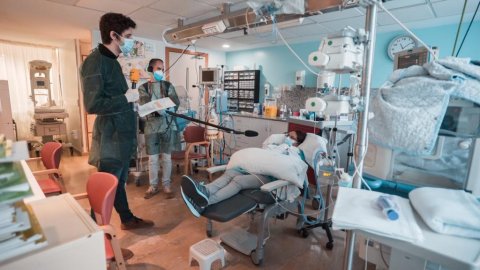 El suplement de Catalunya Ràdio, amb Roger Escapa, visita l'Hospital Universitari Mútua de Terrassa per conèixer com s'han adequat els serveis mèdics per atendre les dones embarassades. Terrassa. 8 de maig de 2020