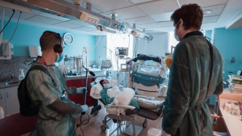 El suplement de Catalunya Ràdio, amb Roger Escapa, visita l'Hospital Universitari Mútua de Terrassa per conèixer com s'han adequat els serveis mèdics per atendre les dones embarassades. Terrassa. 8 de maig de 2020