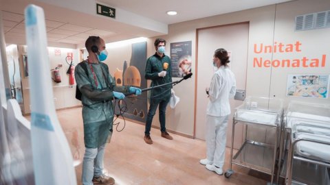 El suplement de Catalunya Ràdio, amb Roger Escapa, visita l'Hospital Universitari Mútua de Terrassa per conèixer com s'han adequat els serveis mèdics per atendre les dones embarassades. Terrassa. 8 de maig de 2020