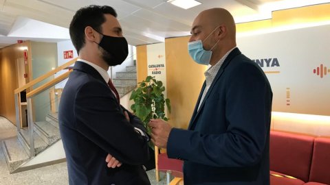 El director de Catalunya Ràdio, Saül Gordillo, rep el president del Parlament de Catalunya, Roger Torrent, abans de l'entrevista a El matí de Catalunya Ràdio d'estiu, amb Albert Segura. 20 de juliol de 2020
