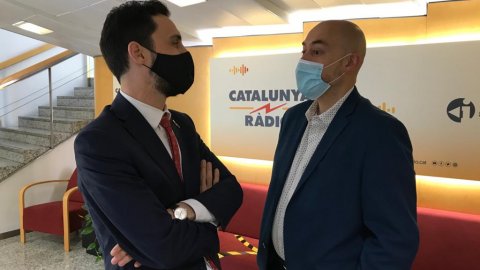 El director de Catalunya Ràdio, Saül Gordillo, rep el president del Parlament de Catalunya, Roger Torrent, abans de l'entrevista a El matí de Catalunya Ràdio d'estiu, amb Albert Segura. 20 de juliol de 2020