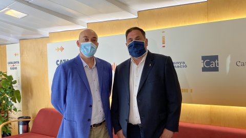 El director de Catalunya Ràdio, Saül Gordillo, rep el president d'ERC, Oriol Junqueras, empresonat al centre penitenciari de Lledoners, abans de l'entrevista a El matí de Catalunya Ràdio d'estiu, amb Albert Segura. Barcelona. 24 de juliol de 2020