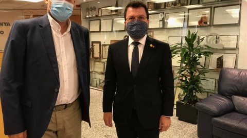 El director de Catalunya Ràdio, Saül Gordillo, rep el vicepresident del Govern i conseller d'Economia, Pere Aragonès, entrevistat el segon dia de la temporada 2020-2021 a El matí de Catalunya Ràdio amb Laura Rosel. Barcelona. 1 de setembre de 2020
