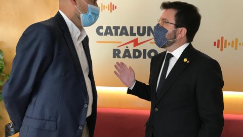 El director de Catalunya Ràdio, Saül Gordillo, rep el vicepresident del Govern i conseller d'Economia, Pere Aragonès, entrevistat el segon dia de la temporada 2020-2021 a El matí de Catalunya Ràdio amb Laura Rosel. Barcelona. 1 de setembre de 2020