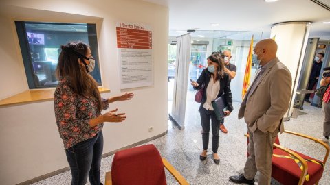 El director de Catalunya Ràdio, Saül Gordillo, rep la ministra d'Igualtat Irene Montero, entrevistada a El matí de Catalunya Ràdio amb Laura Rosel. Barcelona. 7 de setembre de 2020
