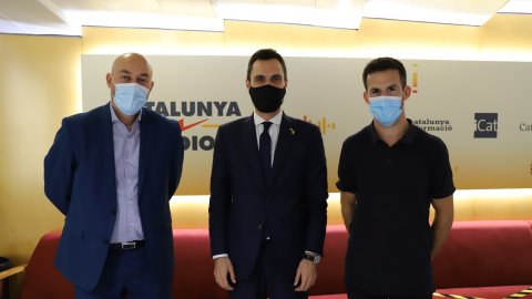 El director de Catalunya Ràdio, Saül Gordillo, rep el president del Parlament de Catalunya, Roger Torrent, entrevistat a Adolescents XL amb Roger Carandell, Juliana Canet i Joan Grivé. Barcelona. 9 de setembre de 2020