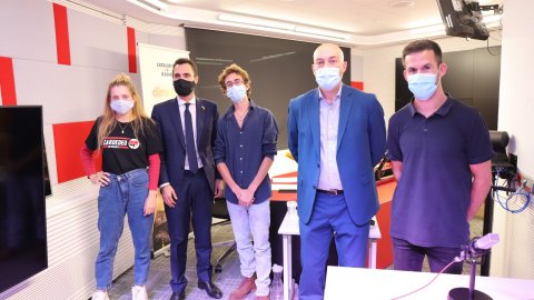 El director de Catalunya Ràdio, Saül Gordillo, rep el president del Parlament de Catalunya, Roger Torrent, entrevistat a Adolescents XL amb Roger Carandell, Juliana Canet i Joan Grivé. Barcelona. 9 de setembre de 2020