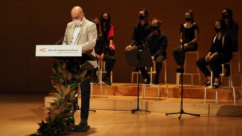 El director de Catalunya Ràdio, Saül Gordillo, llegeix el veredicte i entrega el Premi Cerverí 2020 a la millor lletra de cançó en català a Ginestà, en els Premis Literaris de Girona. Auditori de Girona. 22 de setembre de 2020