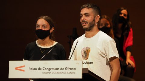 El director de Catalunya Ràdio, Saül Gordillo, llegeix el veredicte i entrega el Premi Cerverí 2020 a la millor lletra de cançó en català a Ginestà, en els Premis Literaris de Girona. Auditori de Girona. 22 de setembre de 2020