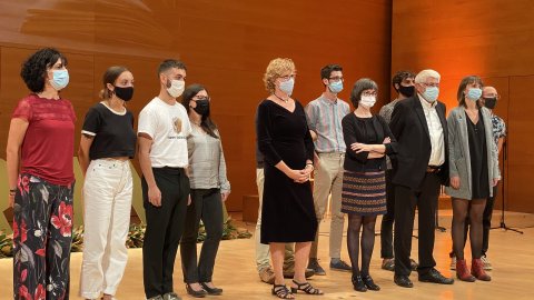 El director de Catalunya Ràdio, Saül Gordillo, llegeix el veredicte i entrega el Premi Cerverí 2020 a la millor lletra de cançó en català a Ginestà, en els Premis Literaris de Girona. Auditori de Girona. 22 de setembre de 2020