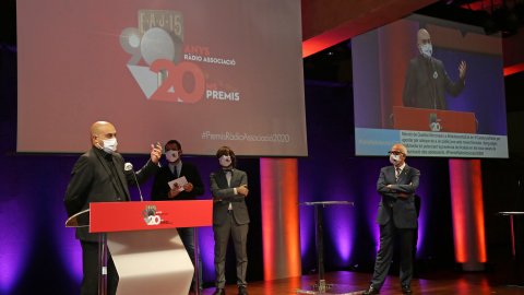 El director de Catalunya Ràdio, Saül Gordillo, rep el premi per Adolescents iCat i Adolescents XL de Catalunya Ràdio a la Gala dels 20ens Premis Ràdio Associació de Catalunya al Gran Teatre del Liceu. Barcelona. 8 d'octubre de 2020