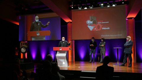 El director de Catalunya Ràdio, Saül Gordillo, rep el premi per Adolescents iCat i Adolescents XL de Catalunya Ràdio a la Gala dels 20ens Premis Ràdio Associació de Catalunya al Gran Teatre del Liceu. Barcelona. 8 d'octubre de 2020