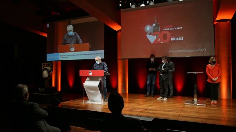 Santi Carreras rep el premi per Dies de Ràdio de Catalunya Ràdio a la Gala dels 20ens Premis Ràdio Associació de Catalunya al Gran Teatre del Liceu. Barcelona. 8 d'octubre de 2020