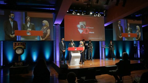 La periodista de Catalunya Ràdio Maria Núria Revetlle rep el premi a millor professional per la cobertura del judici del procés, juntament amb Anna Punsí i Benet Iñigo, a la Gala dels 20ens Premis Ràdio Associació de Catalunya al Gran Teatre del Liceu. Barcelona. 8 d'octubre de 2020