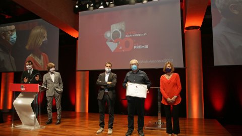 Santi Carreras rep el premi per Dies de Ràdio de Catalunya Ràdio a la Gala dels 20ens Premis Ràdio Associació de Catalunya al Gran Teatre del Liceu. Barcelona. 8 d'octubre de 2020 
