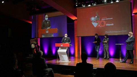 El director de Catalunya Ràdio, Saül Gordillo, rep el premi per Adolescents iCat i Adolescents XL de Catalunya Ràdio a la Gala dels 20ens Premis Ràdio Associació de Catalunya al Gran Teatre del Liceu. Barcelona. 8 d'octubre de 2020 