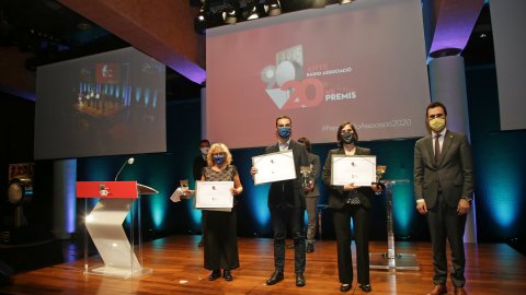 La periodista de Catalunya Ràdio Maria Núria Revetlle rep el premi a millor professional per la cobertura del judici del procés, juntament amb Anna Punsí i Benet Iñigo, a la Gala dels 20ens Premis Ràdio Associació de Catalunya al Gran Teatre del Liceu. Barcelona. 8 d'octubre de 2020 