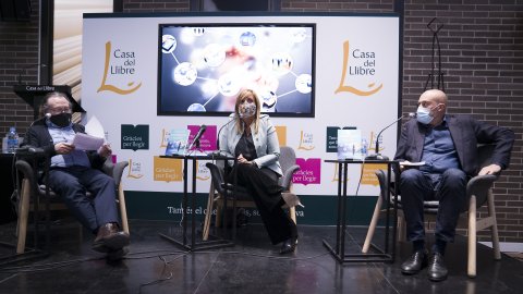 El director de Catalunya Ràdio, Saül Gordillo, participa en la presentació del llibre 'Som digitals' de la periodista Xantal Llavina, presentadora del programa Revolució 4.0, juntament amb l'economista Santiago Niño-Becerra, a la Casa del Llibre de Rambla Catalunya.  Barcelona. 19 d'octubre de 2020 