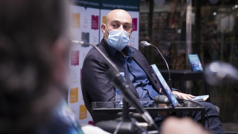 El director de Catalunya Ràdio, Saül Gordillo, participa en la presentació del llibre 'Som digitals' de la periodista Xantal Llavina, presentadora del programa Revolució 4.0, juntament amb l'economista Santiago Niño-Becerra, a la Casa del Llibre de Rambla Catalunya.  Barcelona. 19 d'octubre de 2020 