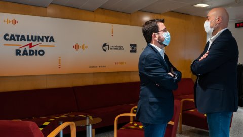 El director de Catalunya Ràdio, Saül Gordillo, rep el vicepresident del Govern i conseller d'Economia, Pere Aragonès, abans de ser entrevistat a El suplement amb Roger Escapa. Barcelona. 8 de novembre de 2020
