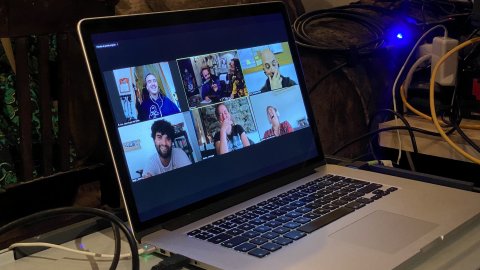 El búnquer, amb Peyu, Jaïr Domínguez i Neus Rossell, sense públic presencial per culpa de la pandèmia i amb oients que participen en el programa per via telemàtica. Gurb. 13 de novembre de 2020