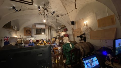El búnquer, amb Peyu, Jaïr Domínguez i Neus Rossell, sense públic presencial per culpa de la pandèmia i amb oients que participen en el programa per via telemàtica. Gurb. 13 de novembre de 2020
