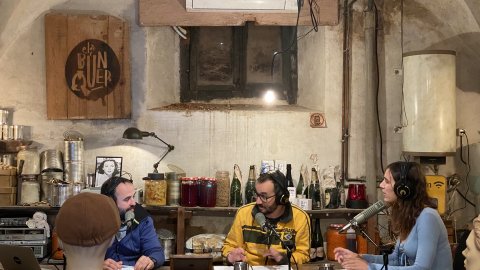 El búnquer, amb Peyu, Jaïr Domínguez i Neus Rossell, sense públic presencial per culpa de la pandèmia i amb oients que participen en el programa per via telemàtica. Gurb. 13 de novembre de 2020