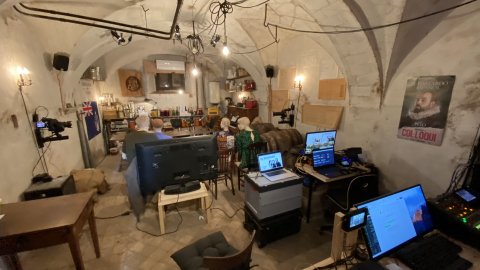 El búnquer, amb Peyu, Jaïr Domínguez i Neus Rossell, sense públic presencial per culpa de la pandèmia i amb oients que participen en el programa per via telemàtica. Gurb. 13 de novembre de 2020