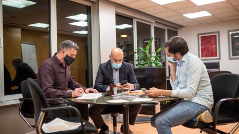 El director de Catalunya Ràdio, Saül Gordillo, amb el cap de Continguts, Santi Faro, i el subdirector d'El matí de Catalunya Ràdio, Albert Segura, analitzen els resultats de l'Estudi General de Mitjans (EGM) abans de fer-se públics en antena a les 8 del matí. Barcelona. 2 de desembre de 2020