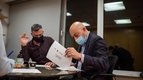 El director de Catalunya Ràdio, Saül Gordillo, amb el cap de Continguts, Santi Faro, i el subdirector d'El matí de Catalunya Ràdio, Albert Segura, analitzen els resultats de l'Estudi General de Mitjans (EGM) abans de fer-se públics en antena a les 8 del matí. Barcelona. 2 de desembre de 2020