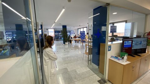 Programa especial d'El matí de Catalunya Ràdio, amb Laura Rosel, a l'Hospital Campus Universitari de la Vall d'Hebron amb motiu de la pandèmia de la Covid-19. Barcelona. 14 de desembre de 2020