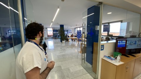 Programa especial d'El matí de Catalunya Ràdio, amb Laura Rosel, a l'Hospital Campus Universitari de la Vall d'Hebron amb motiu de la pandèmia de la Covid-19. Barcelona. 14 de desembre de 2020