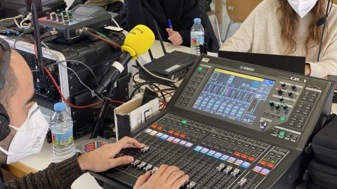 Programa especial d'El matí de Catalunya Ràdio, amb Laura Rosel, a l'Hospital Campus Universitari de la Vall d'Hebron amb motiu de la pandèmia de la Covid-19. Barcelona. 14 de desembre de 2020