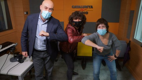 El director de Catalunya Ràdio i dels Mitjans Digitals de la CCMA, Saül Gordillo, presenta el podcast setmanal Tast vertical, d'Empar Moliner, que pretén potenciar el vi i el cava del país i els productes de proximitat, acompanyat de la consellera Teresa Jordà, atès que el podcast compta amb el patrocini del Departament d'Agricultura, Ramaderia, Pesca i Alimentació. Barcelona. 18 de desembre de 2020
