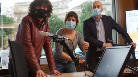El director de Catalunya Ràdio i dels Mitjans Digitals de la CCMA, Saül Gordillo, presenta el podcast setmanal Tast vertical, d'Empar Moliner, que pretén potenciar el vi i el cava del país i els productes de proximitat, acompanyat de la consellera Teresa Jordà, atès que el podcast compta amb el patrocini del Departament d'Agricultura, Ramaderia, Pesca i Alimentació. Barcelona. 18 de desembre de 2020