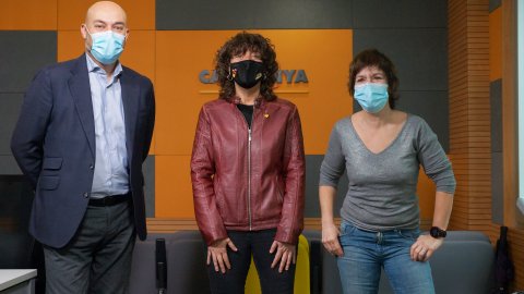 El director de Catalunya Ràdio i dels Mitjans Digitals de la CCMA, Saül Gordillo, presenta el podcast setmanal Tast vertical, d'Empar Moliner, que pretén potenciar el vi i el cava del país i els productes de proximitat, acompanyat de la consellera Teresa Jordà, atès que el podcast compta amb el patrocini del Departament d'Agricultura, Ramaderia, Pesca i Alimentació. Barcelona. 18 de desembre de 2020