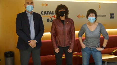 El director de Catalunya Ràdio i dels Mitjans Digitals de la CCMA, Saül Gordillo, presenta el podcast setmanal Tast vertical, d'Empar Moliner, que pretén potenciar el vi i el cava del país i els productes de proximitat, acompanyat de la consellera Teresa Jordà, atès que el podcast compta amb el patrocini del Departament d'Agricultura, Ramaderia, Pesca i Alimentació. Barcelona. 18 de desembre de 2020