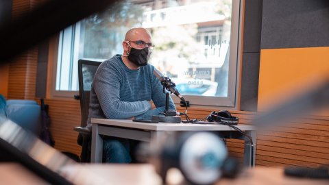 El cap d'explotació tècnica de Catalunya Ràdio, Jordi Just, intervé al programa El suplement de La Marató 2020 dedicat a la pandèmia de la Covid-19 per explicar com la ràdio pública hi ha fet front. Barcelona. 20 de desembre de 2020