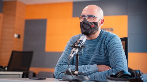 El cap d'explotació tècnica de Catalunya Ràdio, Jordi Just, intervé al programa El suplement de La Marató 2020 dedicat a la pandèmia de la Covid-19 per explicar com la ràdio pública hi ha fet front. Barcelona. 20 de desembre de 2020