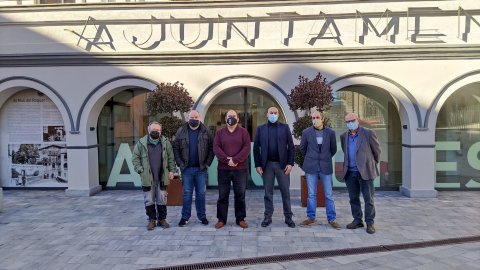 El director de Catalunya Ràdio, Saül Gordillo, signa un acord de cessió de titulars informatius amb l'alcalde d'Arbúcies, Pere Garriga, el regidor Manel Serra, i Jordi Bartomeus, Agustí Rovira i Jordi Soler, de Ràdio Arbúcies, perquè l'emissora municipal emeti les notícies de Catalunya Ràdio i Catalunya Informació. Arbúcies. 13 de gener de 2021