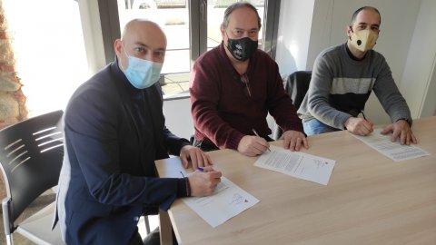 El director de Catalunya Ràdio, Saül Gordillo, signa un acord de cessió de titulars informatius amb l'alcalde d'Arbúcies, Pere Garriga, el regidor Manel Serra, i Jordi Bartomeus, Agustí Rovira i Jordi Soler, de Ràdio Arbúcies, perquè l'emissora municipal emeti les notícies de Catalunya Informació. Arbúcies. 13 de gener de 2021