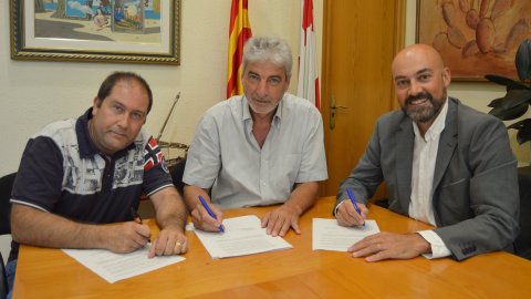 El director de Catalunya Ràdio, Saül Gordillo, signa un acord amb l'alcalde de Blanes, Miquel Lupiáñez, per emetre els informatius a Ràdio Blanes, emissora municipal. Ajuntament de Blanes. 29 d'agost de 2017 