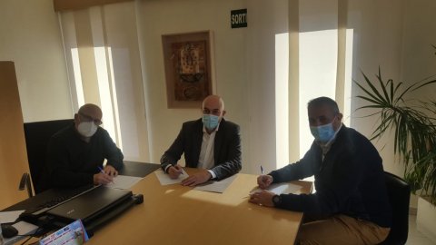 El director de Catalunya Ràdio, Saül Gordillo, signa un acord amb l'alcalde de Les Preses, Pere Vila, i el director de Ràdio La Vall, Jordi Rocasalva, en presència del coordinador de comunicació municipal, Mateu Batallé, per a l’emissió de butlletins informatius de Catalunya Ràdio i Catalunya Informació. Les Preses. 27 de gener de 2021
